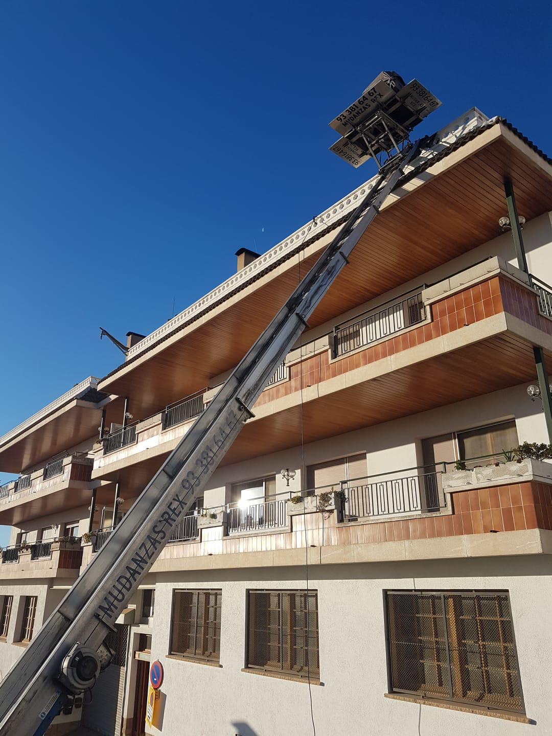 Elevador de muebles Barcelona - Precios económicos servicio elevación